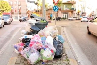 emergenza rifiuti a Taranto con accumuli di rifiuti nelle strade