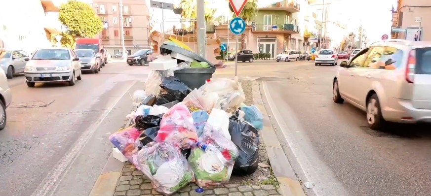 emergenza rifiuti a Taranto con accumuli di rifiuti nelle strade