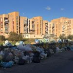 Emergenza rifiuti a Taranto con rifiuti accumulati nei quartieri periferici