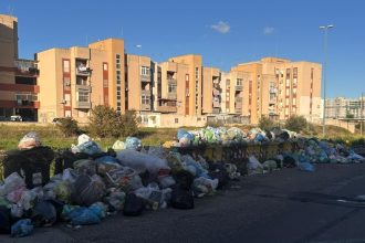 Emergenza rifiuti a Taranto con rifiuti accumulati nei quartieri periferici