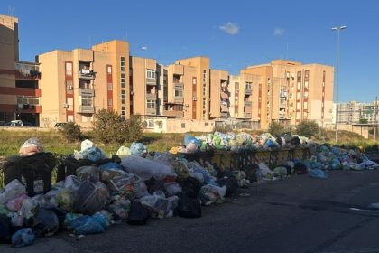 Emergenza rifiuti a Taranto con rifiuti accumulati nei quartieri periferici