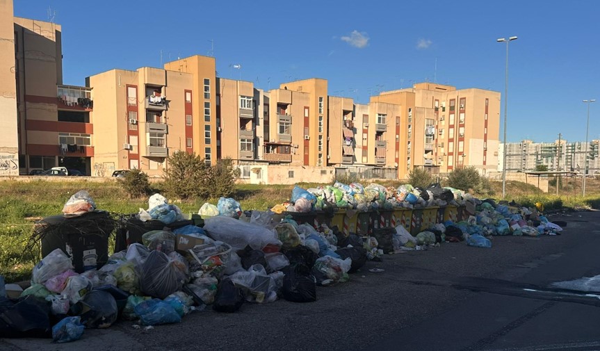 Emergenza rifiuti a Taranto con rifiuti accumulati nei quartieri periferici