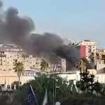 colonna di fumo nero a Taranto causata da rifiuti abbandonati in fiamme