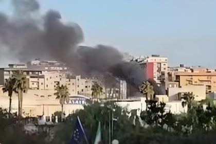 colonna di fumo nero a Taranto causata da rifiuti abbandonati in fiamme