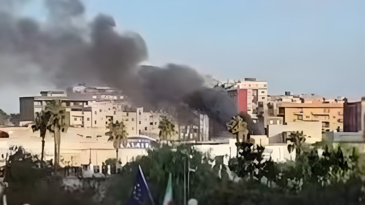 colonna di fumo nero a Taranto causata da rifiuti abbandonati in fiamme