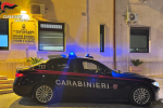 Pattuglia dei Carabinieri a Massafra durante un intervento per maltrattamenti in famiglia