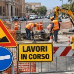 Cantiere stradale a Taranto con operai e segnaletica per il controllo dei lavori pubblici.