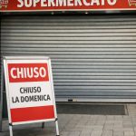Chiusura domenicale nella GDO: ingresso di un supermercato chiuso la domenica