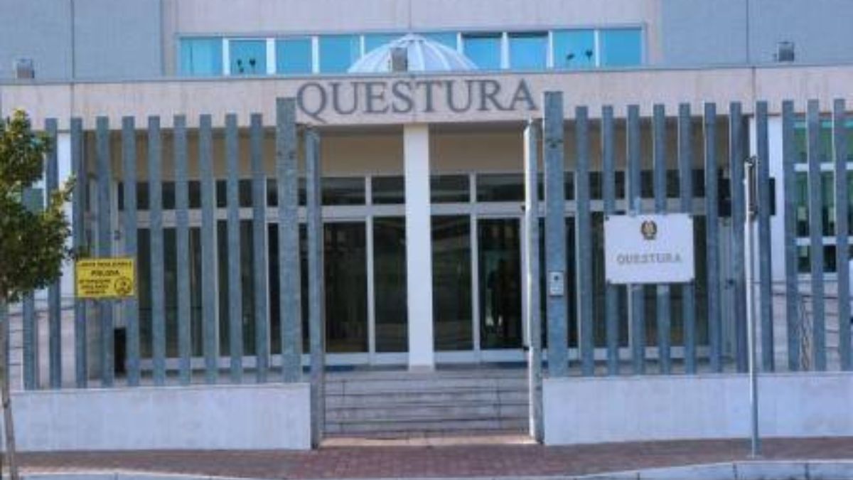 Controlli Polizia di Stato nei circoli ricreativi a Taranto durante verifiche amministrative