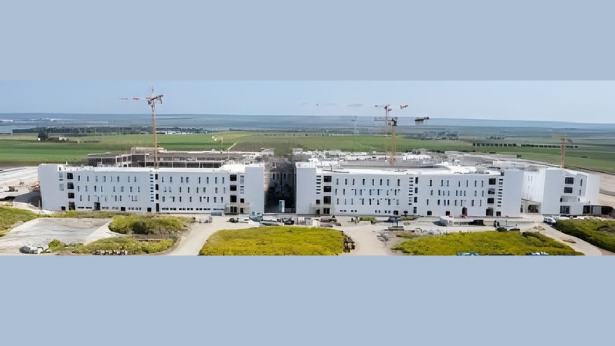 Ingresso dell’ospedale San Cataldo di Taranto, struttura ancora non operativa.