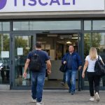 Ingresso di una sede operativa legata alle telecomunicazioni a Taranto, simbolo della crisi del settore TLC- l'immagine è a scopo figurativo