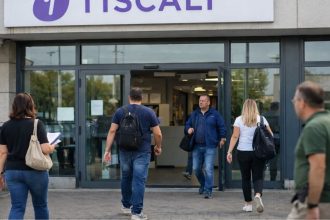 Ingresso di una sede operativa legata alle telecomunicazioni a Taranto, simbolo della crisi del settore TLC- l'immagine è a scopo figurativo