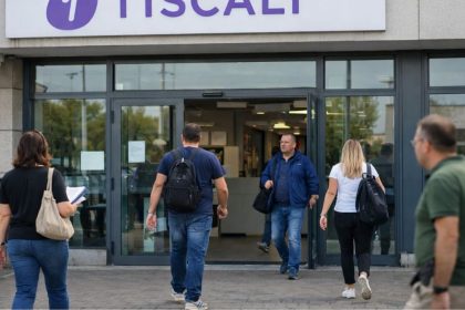 Ingresso di una sede operativa legata alle telecomunicazioni a Taranto, simbolo della crisi del settore TLC- l'immagine è a scopo figurativo