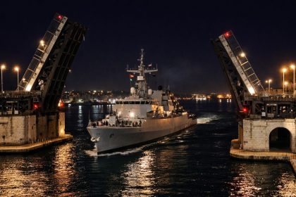 Ponte girevole di Taranto aperto per il transito delle unità della Marina Militare