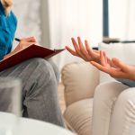 Psicologia di base ASL Taranto, ambulatorio territoriale con psicologa e paziente