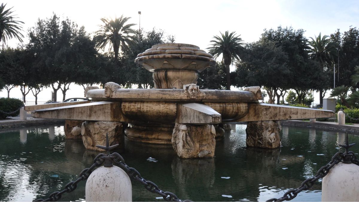 Riqualificazione di Piazza Ebalia a Taranto con nuove piante e illuminazione LED
