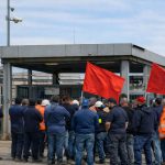 Sciopero indotto Eni Taranto, lavoratori in protesta davanti alla raffineria