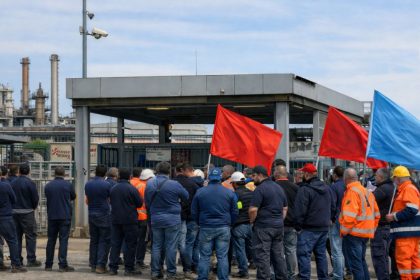 Sciopero indotto Eni Taranto, lavoratori in protesta davanti alla raffineria