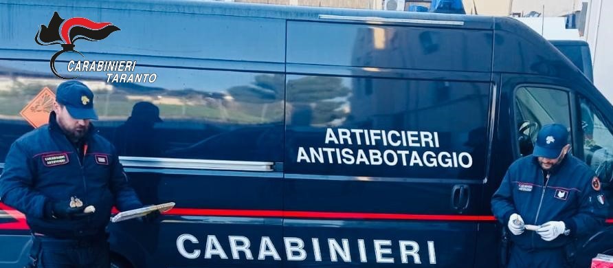 Carabinieri durante un’operazione di controllo a Ginosa.