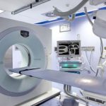 Infermieri in sala operatoria con protezioni durante procedura radioguidata per rischio radiologico