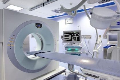Infermieri in sala operatoria con protezioni durante procedura radioguidata per rischio radiologico