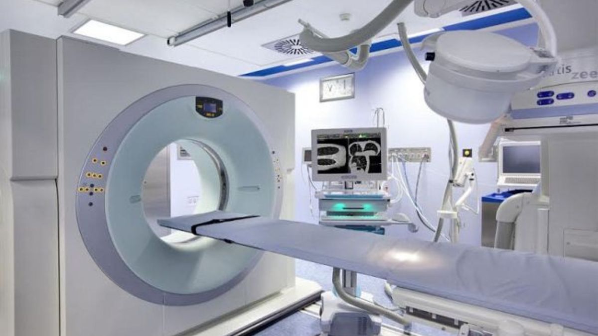 Infermieri in sala operatoria con protezioni durante procedura radioguidata per rischio radiologico